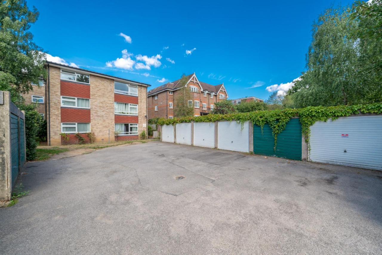 Redhill Surrey 2 Bedroom Pet Friendly Apartment By Sublime Stays Exterior photo