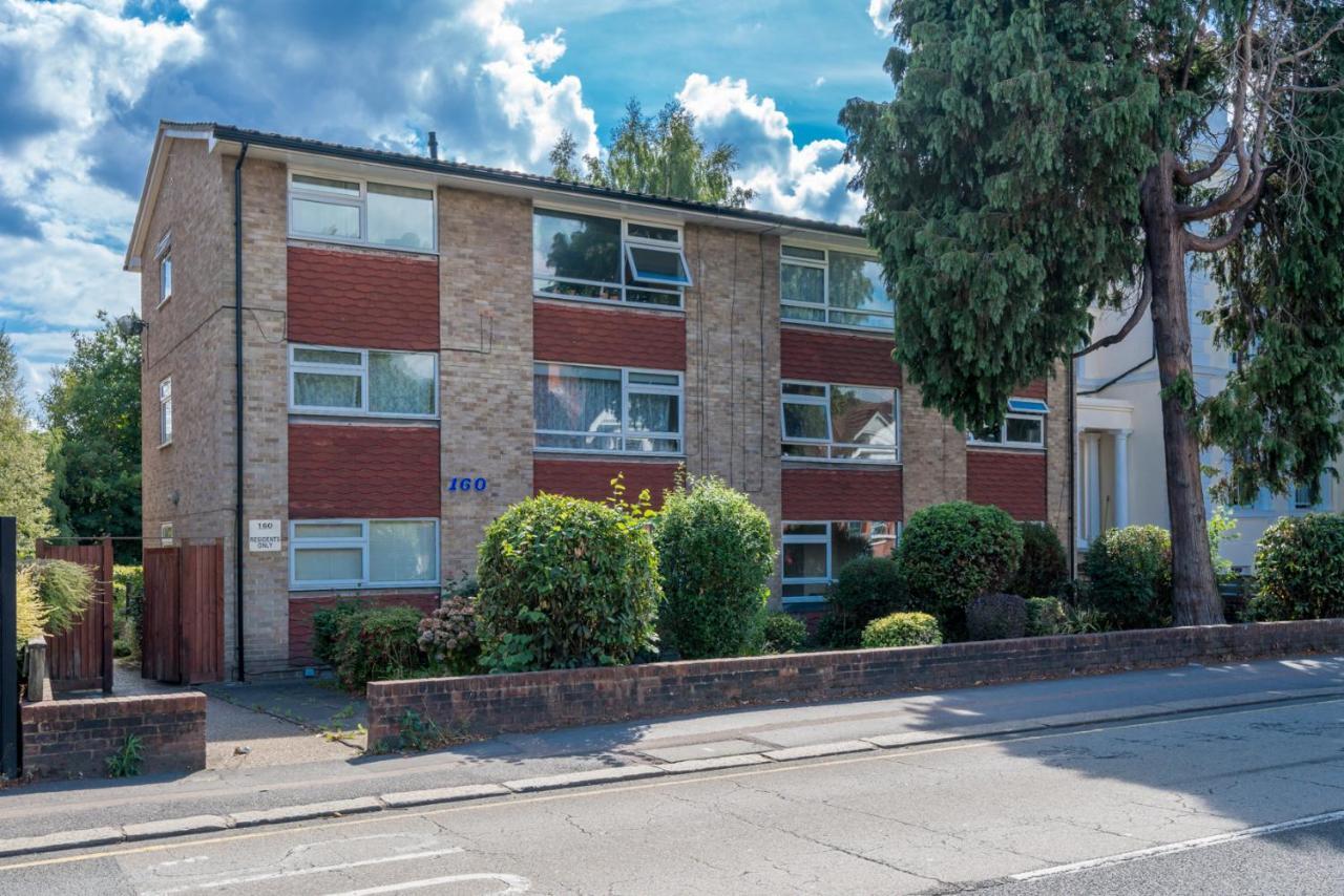 Redhill Surrey 2 Bedroom Pet Friendly Apartment By Sublime Stays Exterior photo
